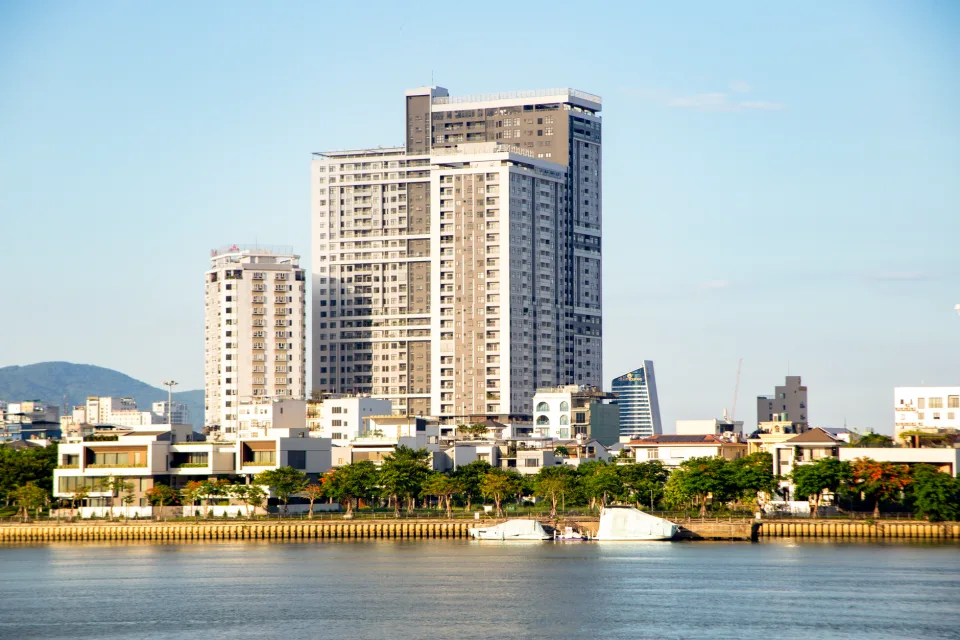 Đất trống chưa san lấp — sau khi san lấp