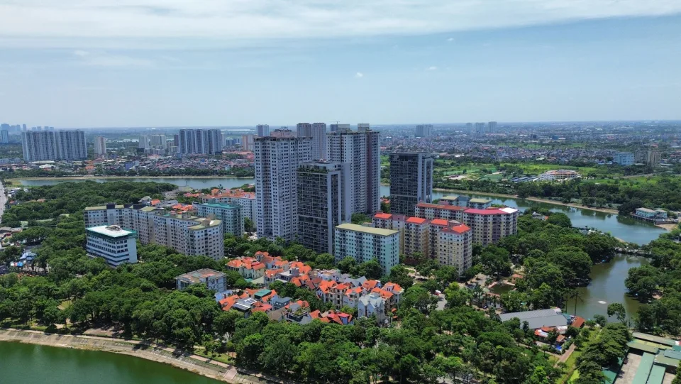 Nhà cũ, tường ẩm và bố trí chật — trước